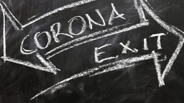 Tablica z napisami "corona" i "exit". Zdjęcie ilustracyjne