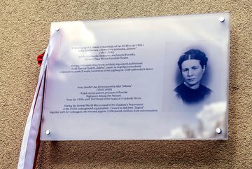 Tablicę upamiętniającą Irenę Sendlerową, Sprawiedliwą Wśród Narodów Świata na budynku przy ul. Ludwiki 6 na warszawskiej Woli