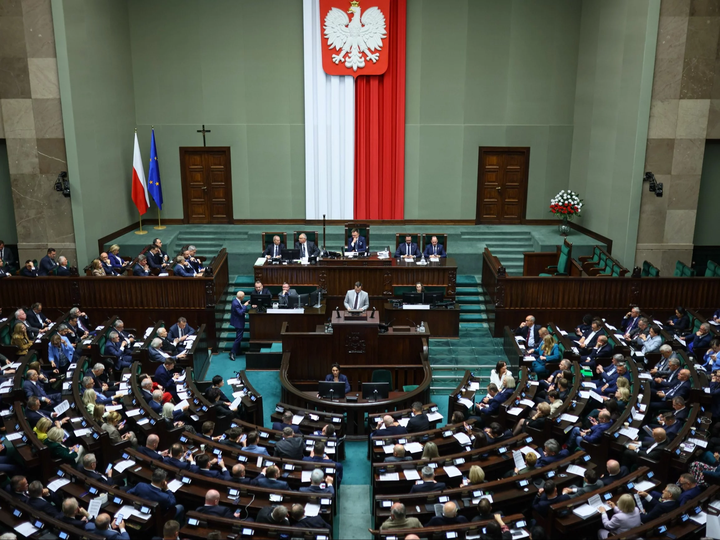 Posłowie na sali plenarnej Sejmu