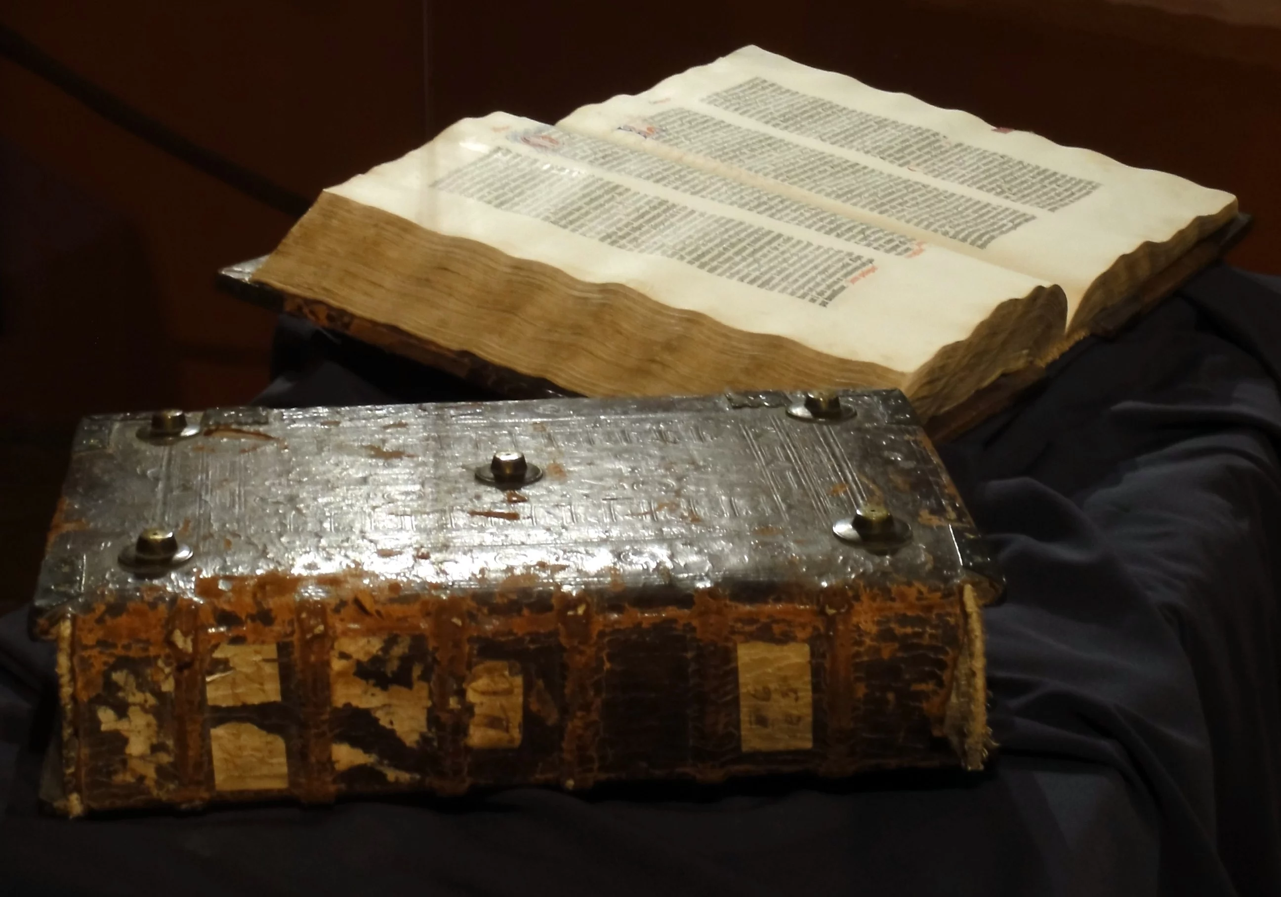 Egzemplarz Biblii 42-wierszowej wydanej w dwóch tomach (pierwszy otwarty, drugi – w oryginalnej XV-wiecznej oprawie – zamknięty), przechowywanej w Muzeum Diecezjalnym w Pelplinie