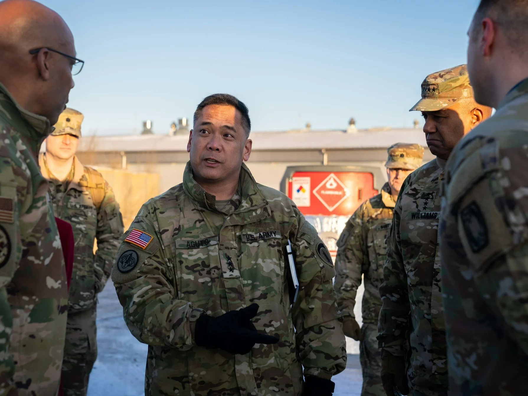 Gen. Antonio Aguto (w centrum)