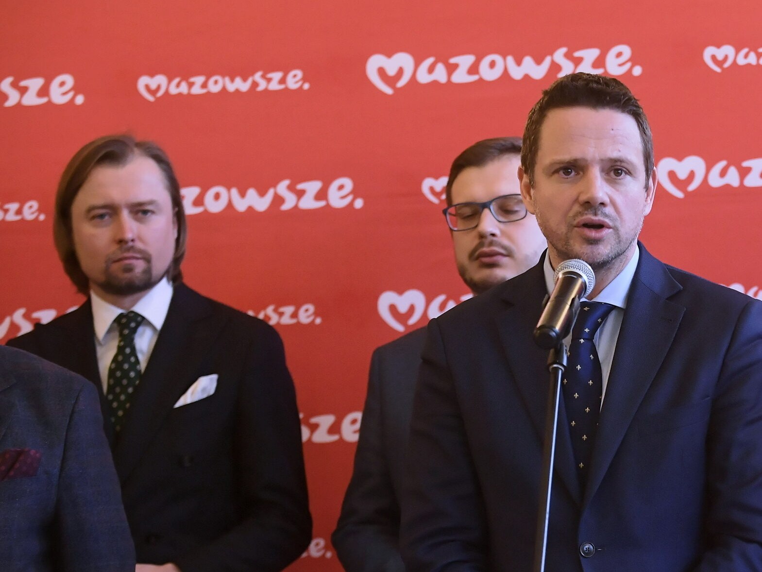 Mariusz Frankowski (z lewej) podczas konferencji prezydenta Warszawy Rafała Trzaskowskiego