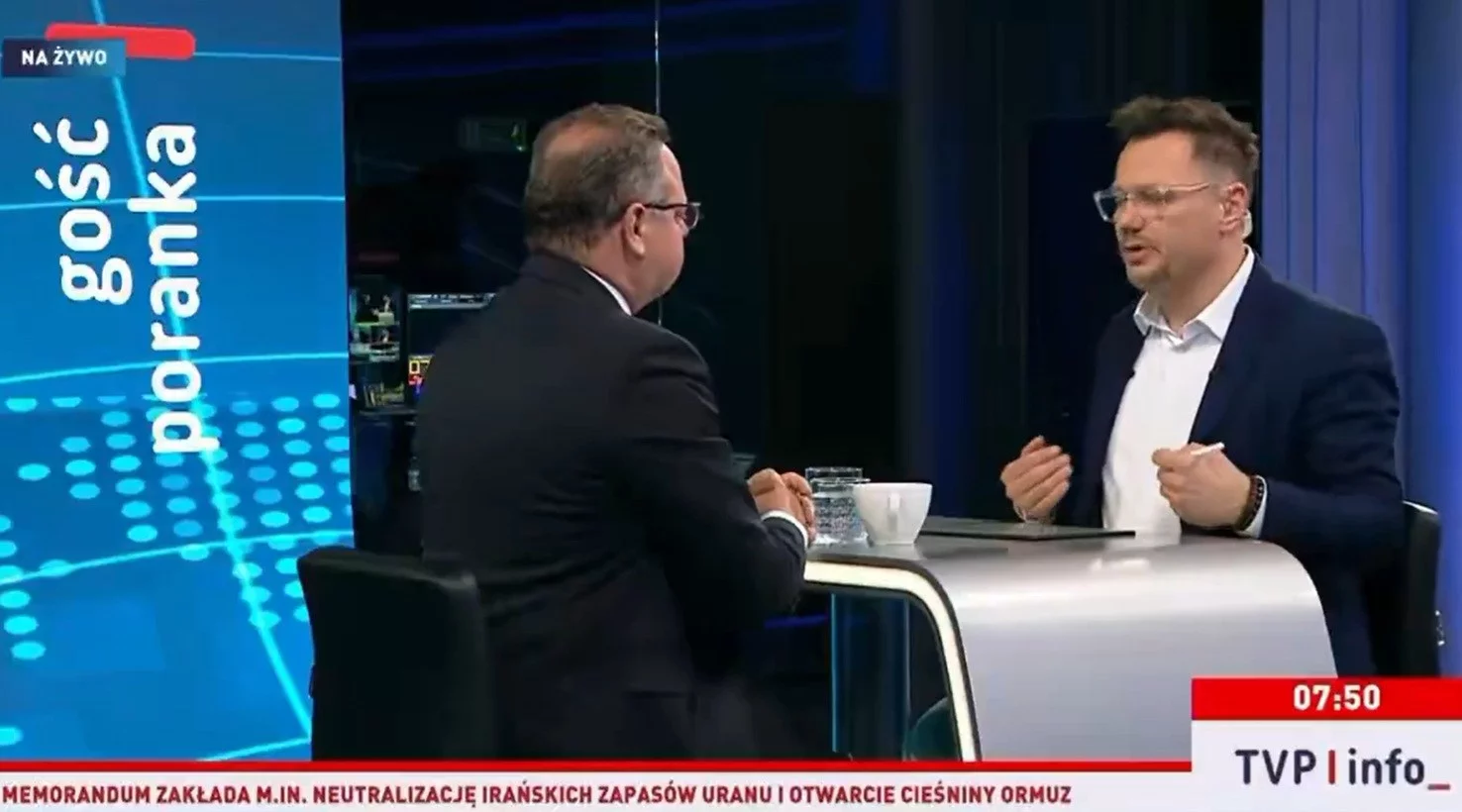 Program "Gość Poranka" w TVP Info. Prowadzący Piotr Maślak