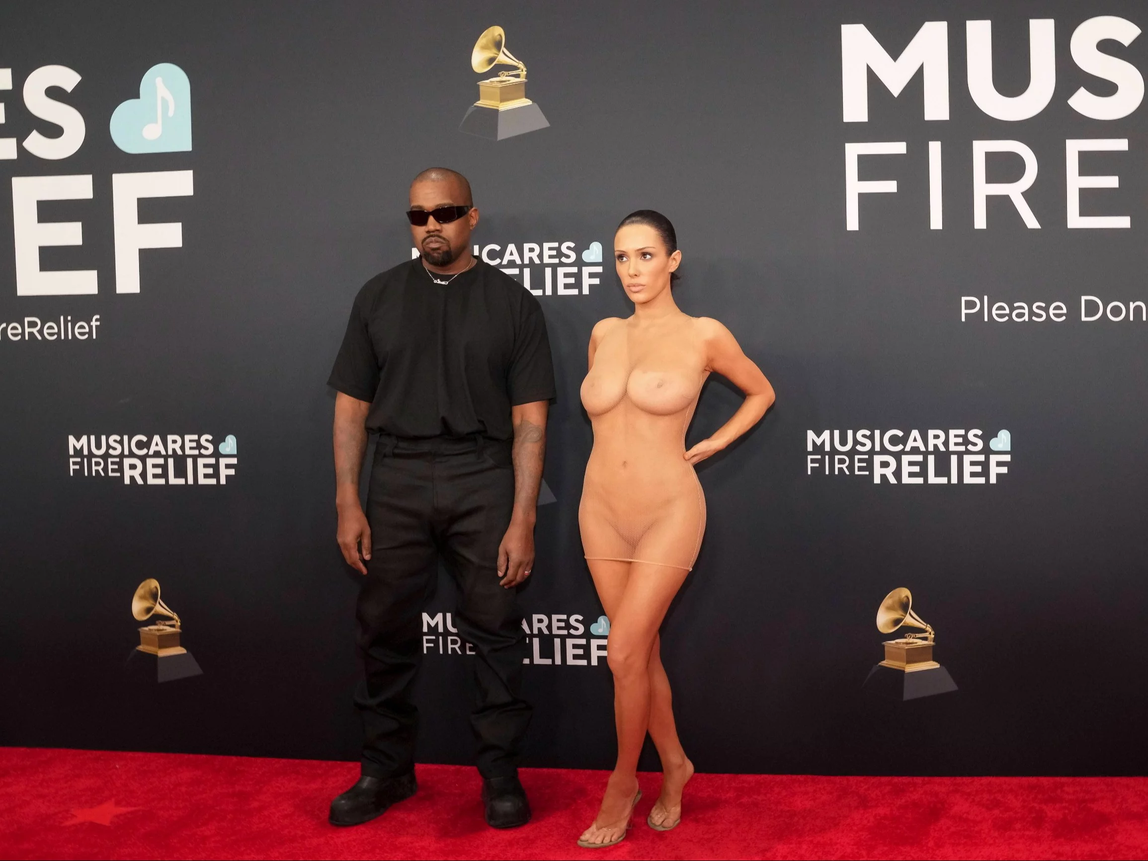 Kayne West (L) i Bianca Censori