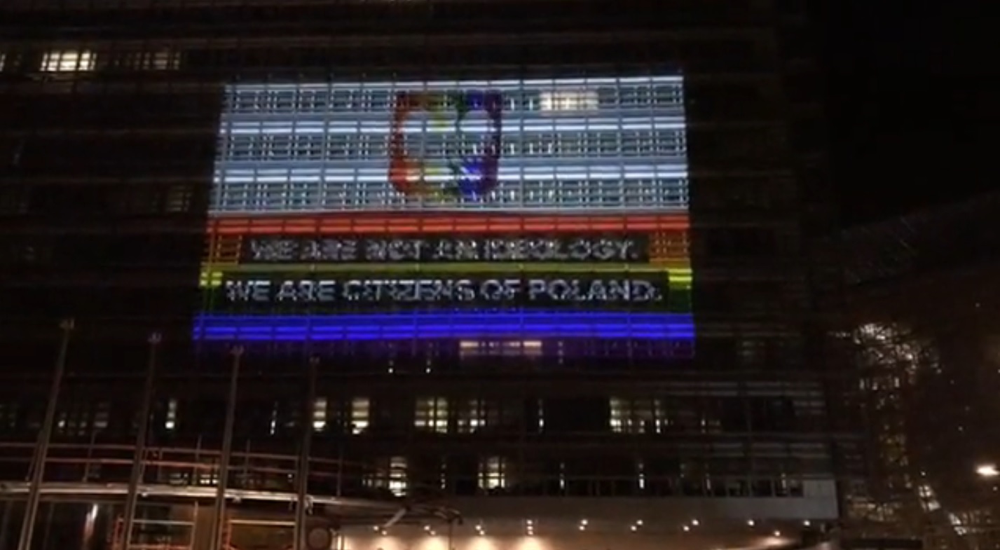 Tęczowa iluminacja na fasadzie budynku Komisji Europejskiej w Brukseli