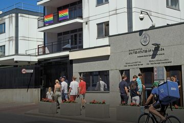 Tęczowe flagi na budynkach ambasady USA w Warszawie w Międzynarodowym Dniu przeciw Homofobii, Transfobii i Bifobii