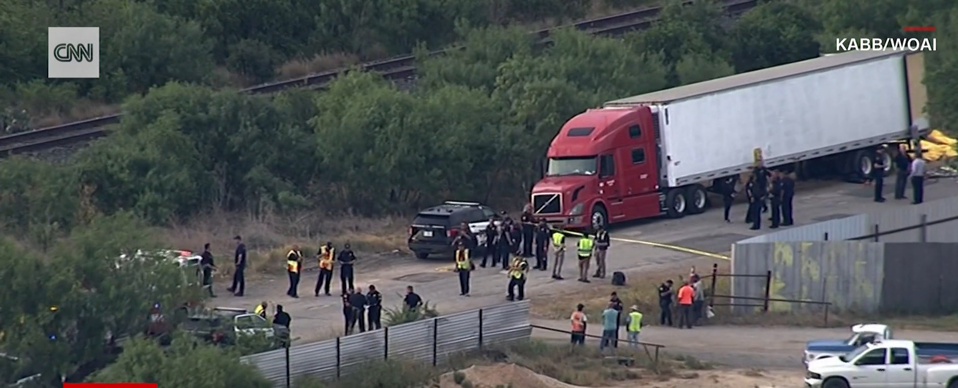 Ciała co najmniej 46 osób odkryto w poniedziałek wewnątrz naczepy w teksańskim San Antonio w USA