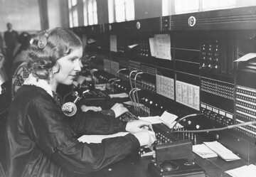Telefonistka w centrali telefonicznej, lata 30., Polska