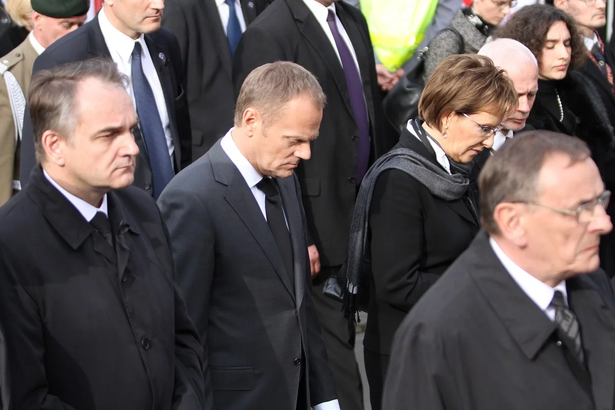 18.04.2010. Wicepremier, minister gospodarki Waldemar Pawlak, premier Donald Tusk, minister zdrowia Ewa Kopacz, senator Zbigniew Romaszewski w kondukcie żałobnym z trumnami z ciałami prezydenta Lecha Kaczyńskiego i Marii Kaczyńskiej.