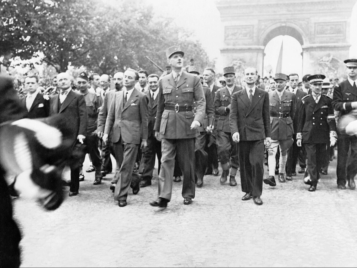 Charles de Gaulle (na czele) tuż po wyzwoleniu Paryża, 26 sierpnia 1944