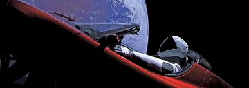 Tesla miała krążyć po orbicie Marsa, ale ostatecznie znajdzie się na orbicie Słońca. Start rakiety i lot samochodu w kosmosie można zobaczyć na stronie Spacex.com