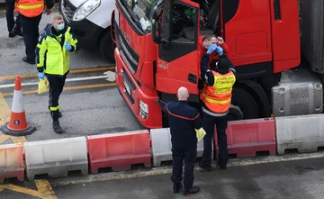 Testowanie na COVID-19 kierowców tirów, czekających na przeprawę przez kanał La Manche do Francji.