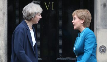 Theresa May i Nicola Sturgeon
