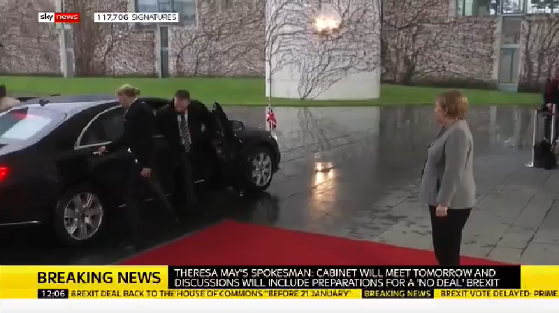 Theresa May zatrzasnęła się w aucie