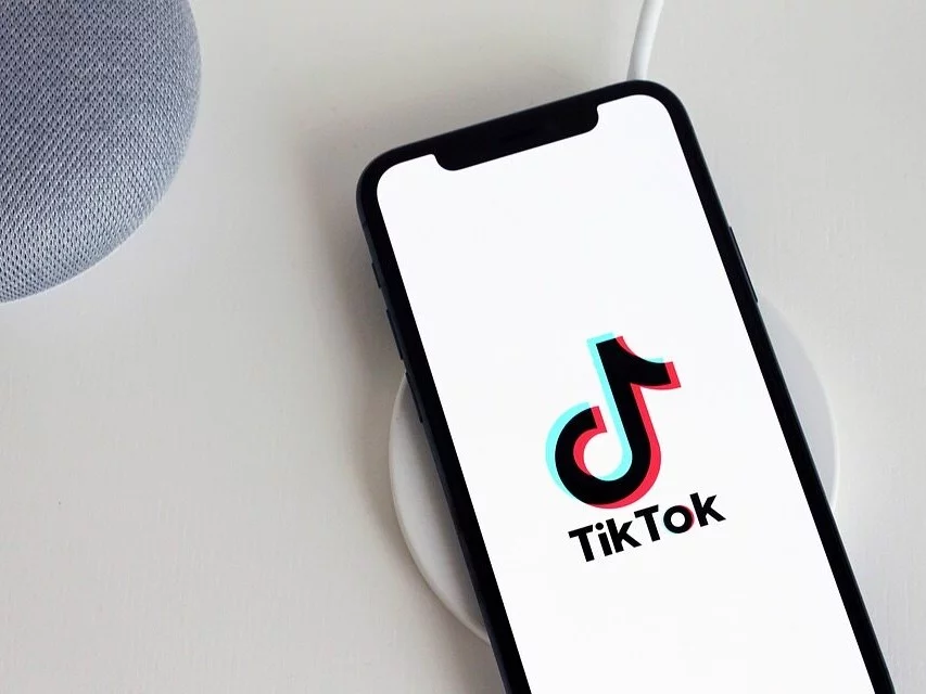 Aplikacja TikTok na smartfonie