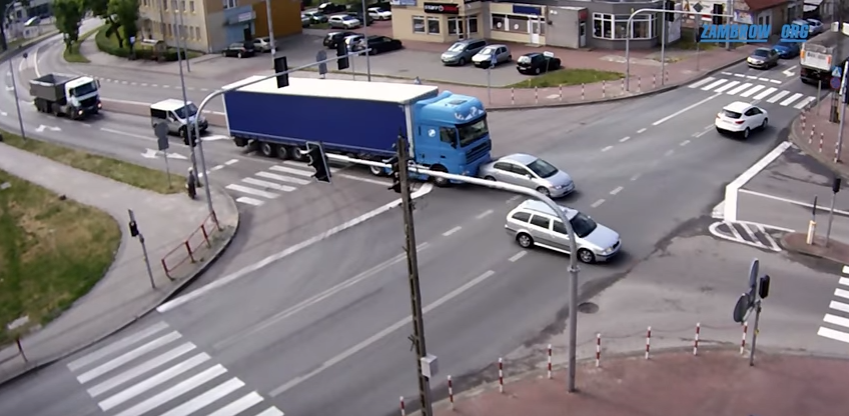 Tir taranuje samochód osobowy