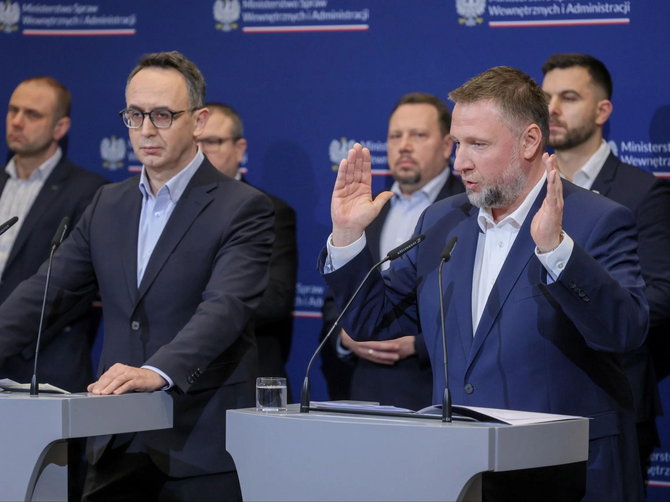 Minister spraw wewnętrznych i administracji Marcin Kierwiński (P-front) oraz minister infrastruktury Dariusz Klimczak