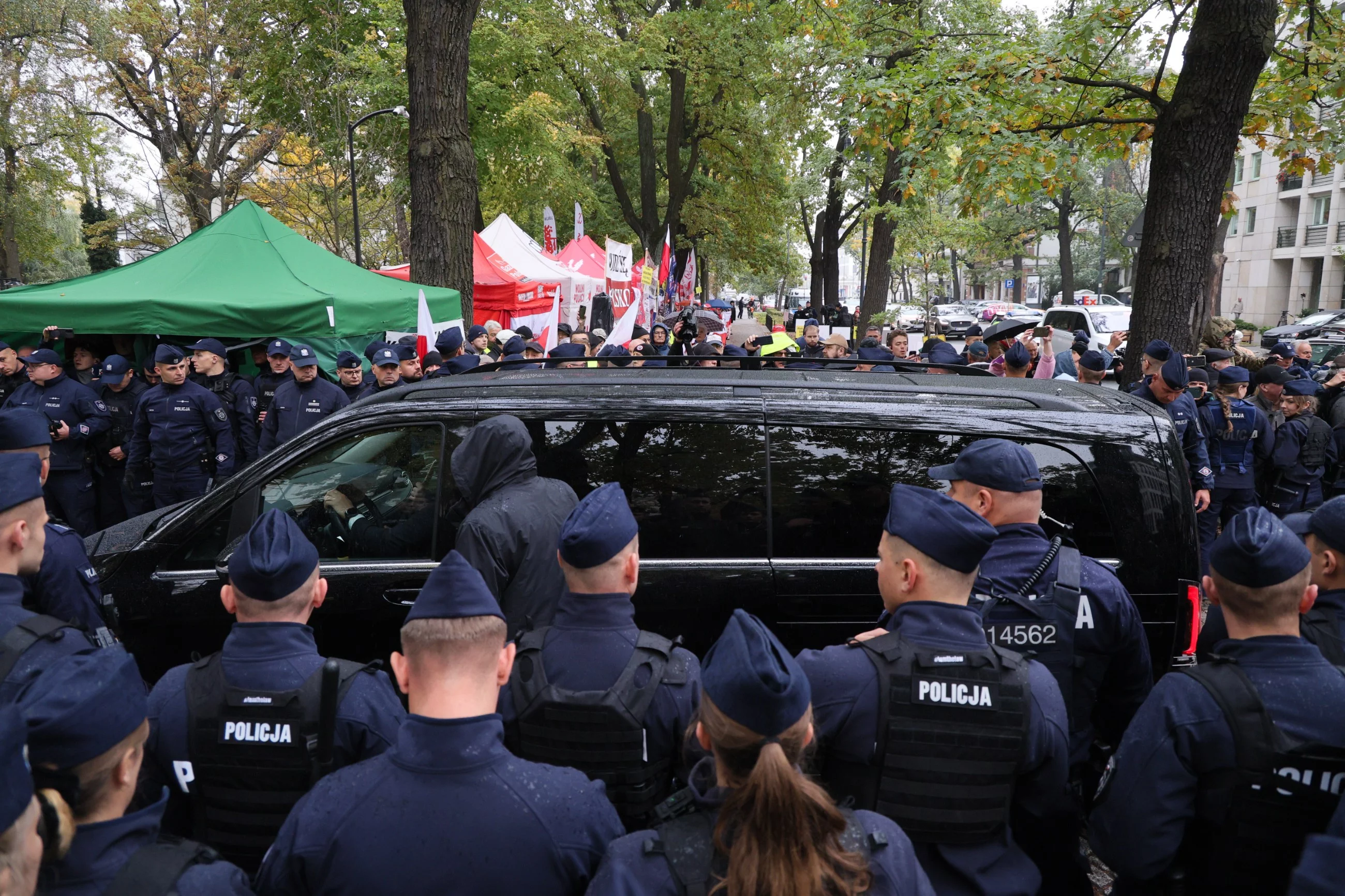 Warszawa, 14.10.2026. Samochód z sędziami TK, w tym Maciejem Berkiem, wjeżdża na teren Trybunału Konstytucyjnego