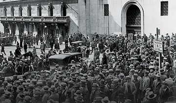 Tłum przed giełdą w Nowym Jorku śledzi załamanie na rynkach w 1929 r.