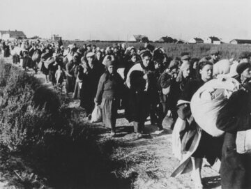 Tłum warszawiaków pędzony pieszo do obozu Dulag 121