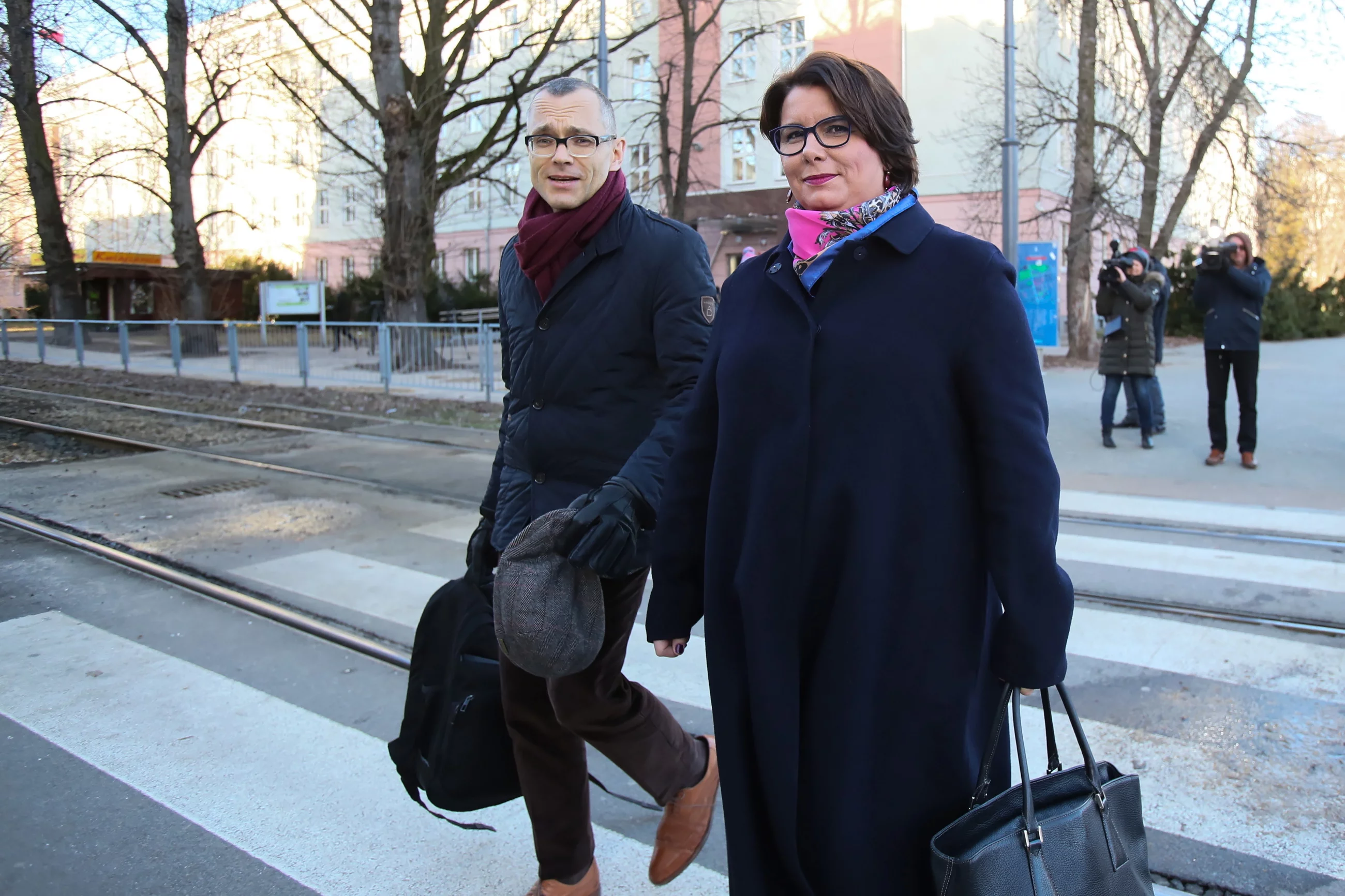 8K.jpg Warszawa, 03.01.2019. Tłumaczka Magdalena Fitas-Dukaczewska (P) i mecenas Mikołaj Pietrzak (L) po przesłuchaniu w Prokuraturze Krajowej w Warszawie