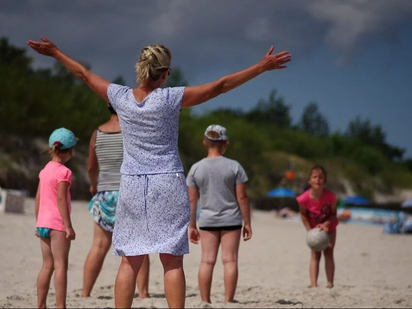 Turyści na plaży, zdjęcie ilustracyjne