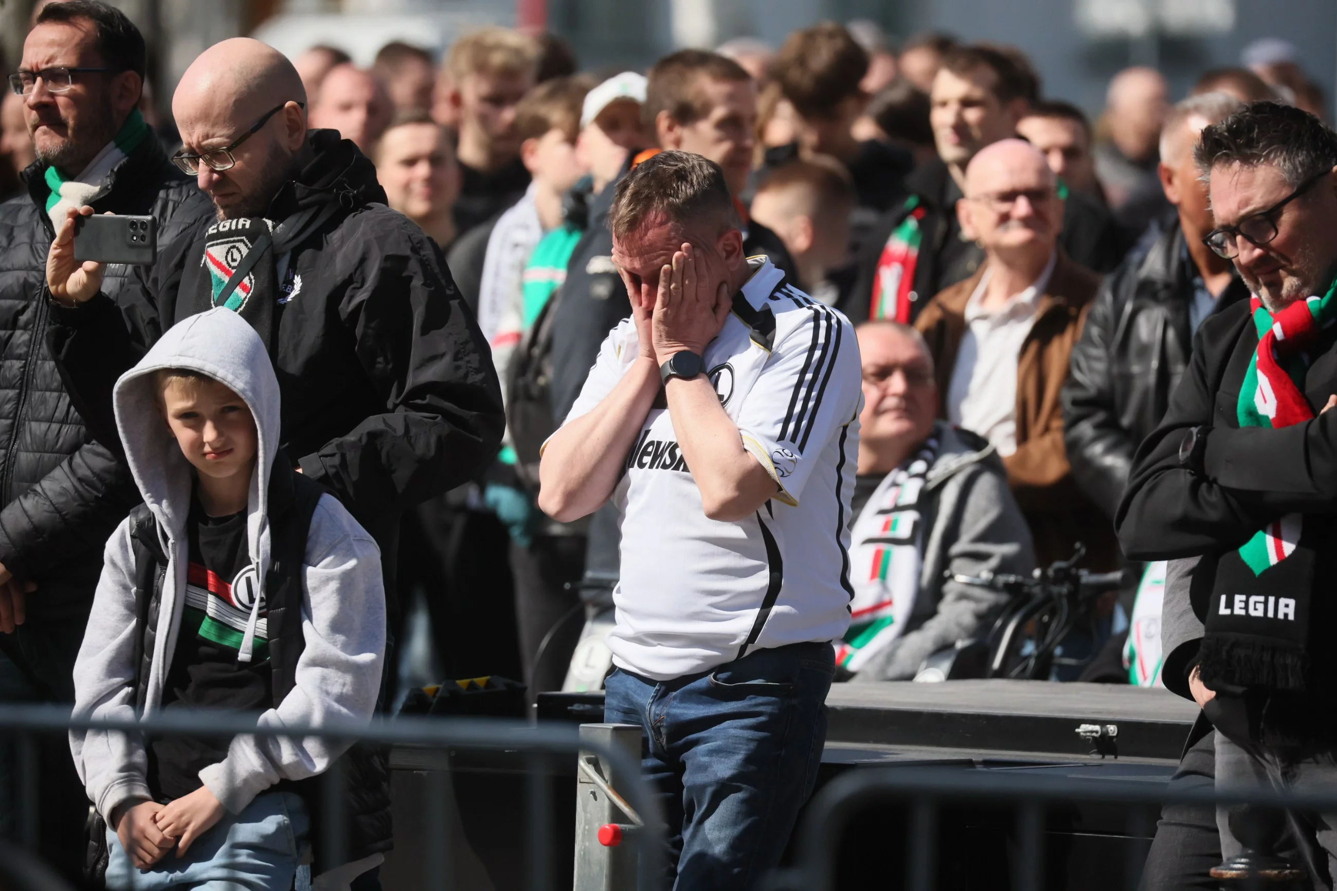 Kibice pdoczas uroczystości pogrzebowych piłkarza i trenera Jacka Magiery