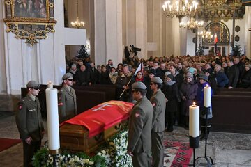 Tłumy żegnają prezydenta Pawła Adamowicza w Bazylice Mariackiej w Gdańsku