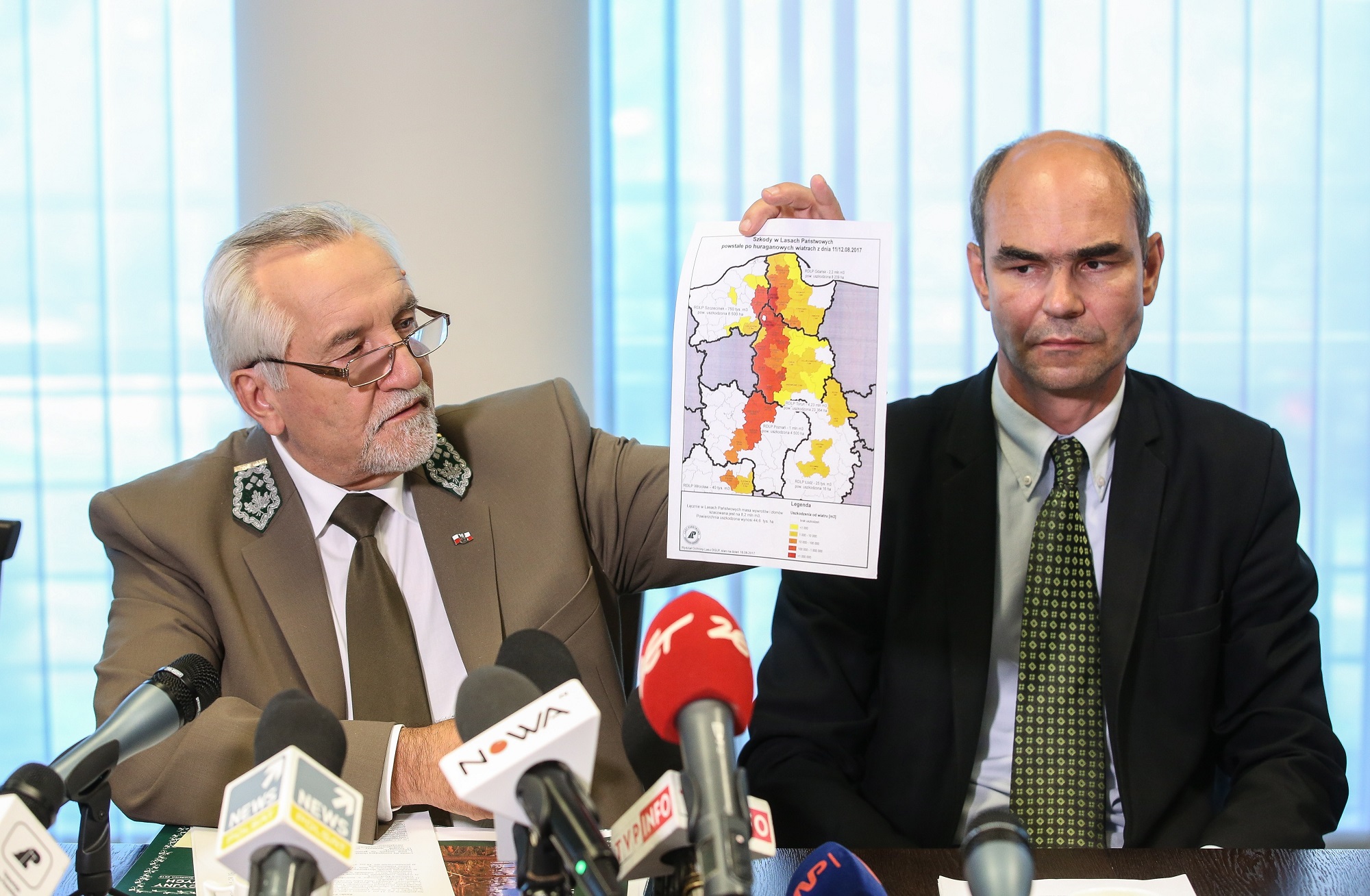 Dyrektor generalny Lasów Państwowych Konrad Tomaszewski i podsekretarz stanu w ministerstwie środowiska Andrzej Szweda-Lewandowski podczas konferencji prasowej na temat szkód w Lasach Państwowych i dalszych działań leśników