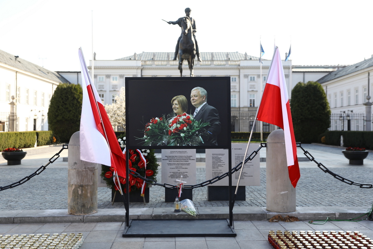 Obchody 9. rocznicy katastrofy smoleńskiej - przed Pałacem Prezydenckim w Warszawie