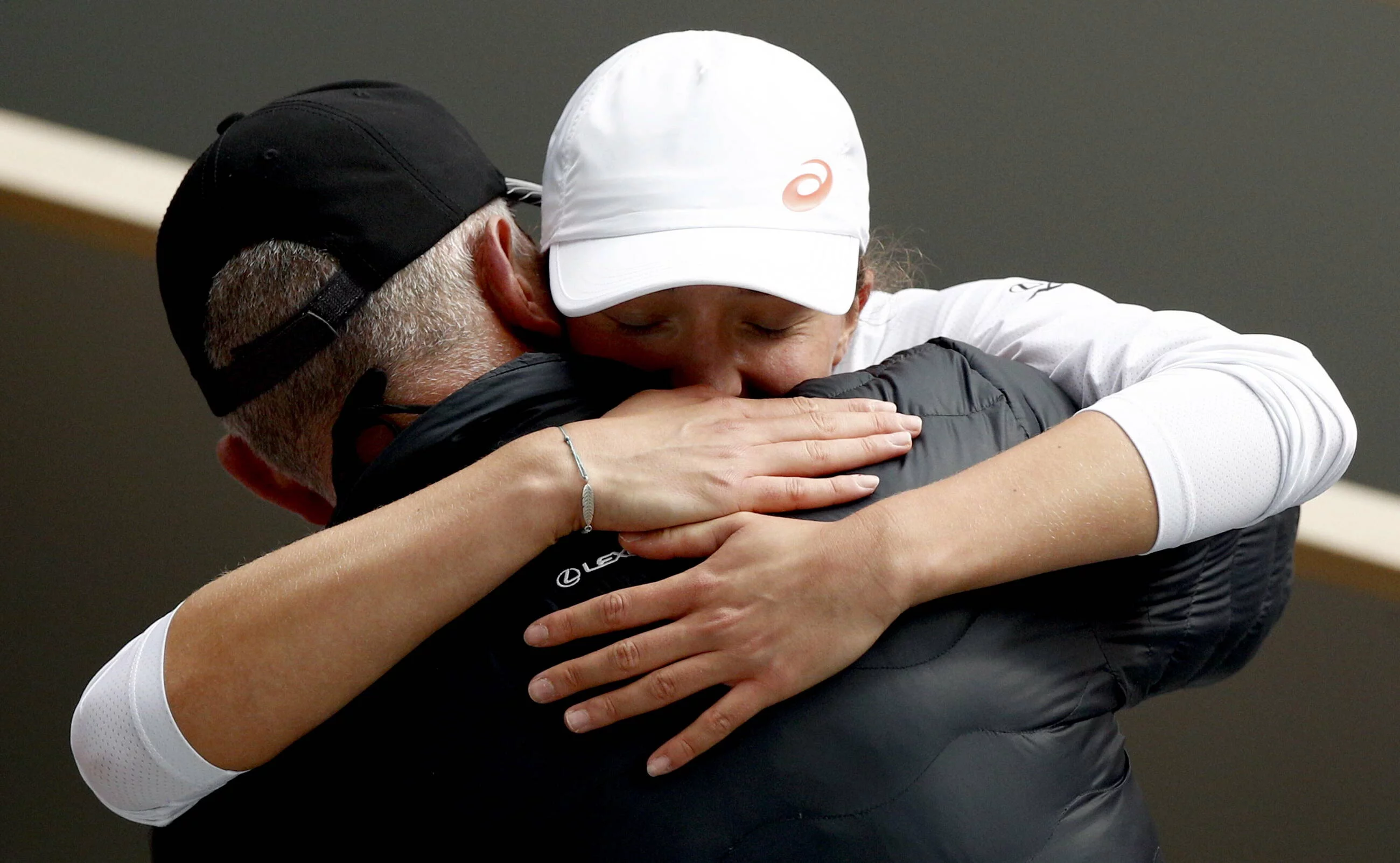 Iga Świątek przytula ojca po zwycięstwie we French Open