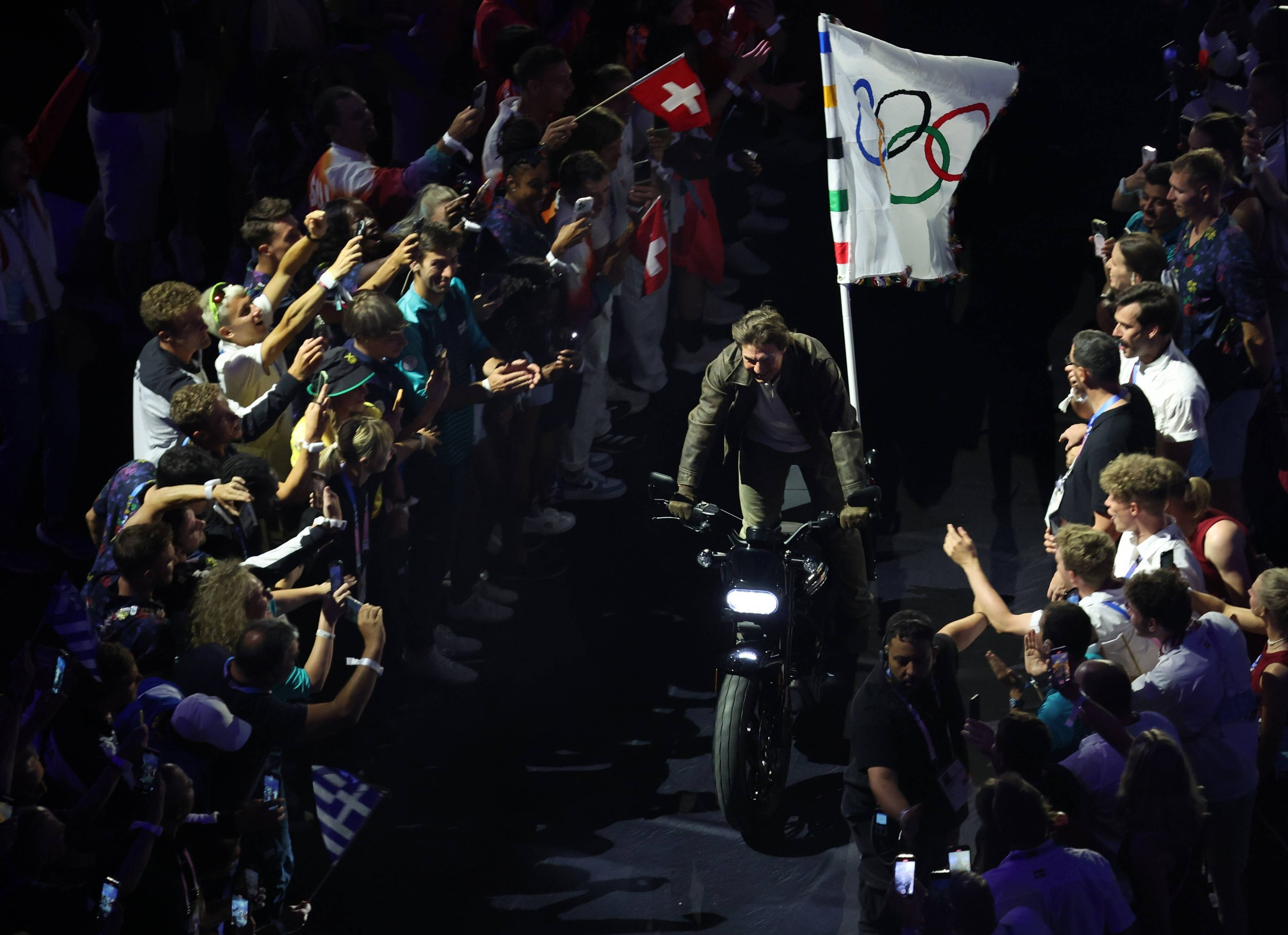 Aktor Tom Cruise podczas zakończenia Igrzysk Olimpijskich w Paryżu