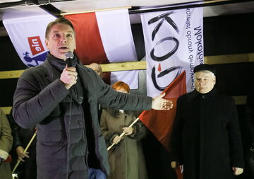 Tomasz Lis podczas protestu przed Sejmem