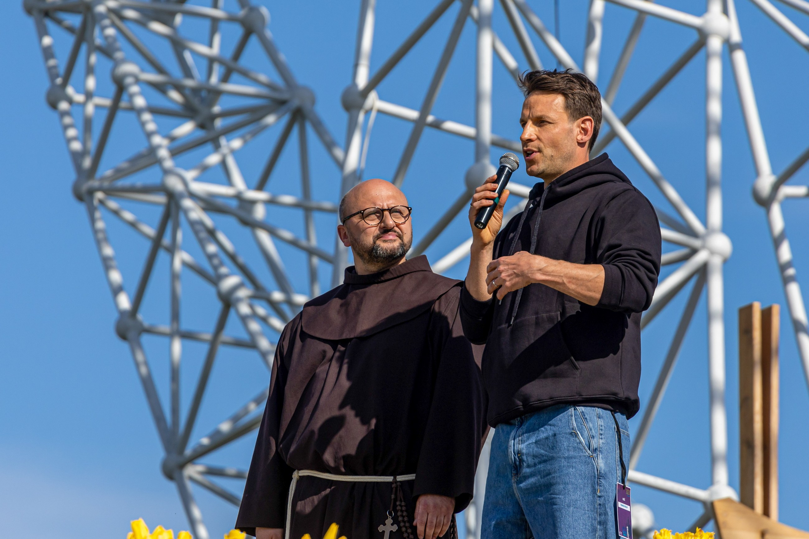 Dziennikarz Tomasz Wolny podczas Spotkania Młodych w Lednicy w 2023 r.