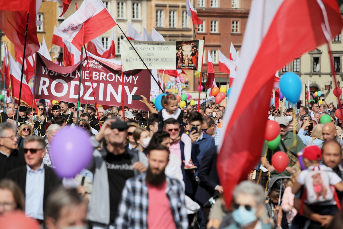 Uczestnicy Marszu dla Życia i Rodziny pod hasłem "Wspólnie brońmy rodziny"