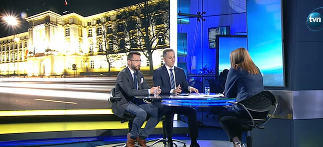 Tomczyk wręcza politykowi PiS znaczek „Konstytucja”. Celna riposta Fogla