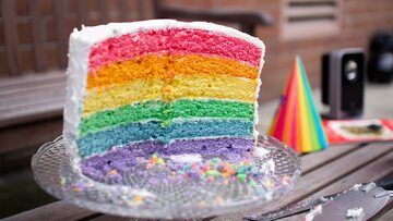 Tort w kolorach „tęczy” LGBT, zdjęcie ilustracyjne
