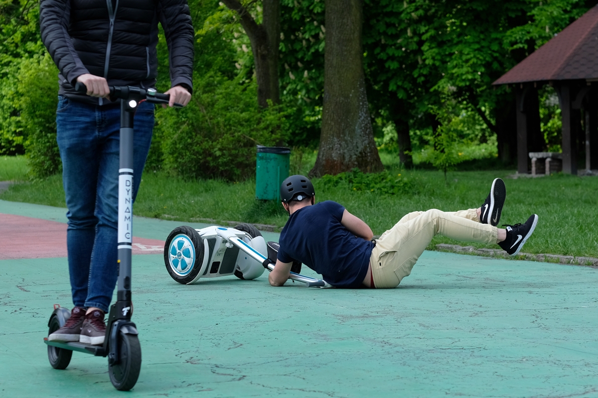 Użytkownicy elektrycznej hulajnogi i segwaya. Zdjęcie ilustracyjne