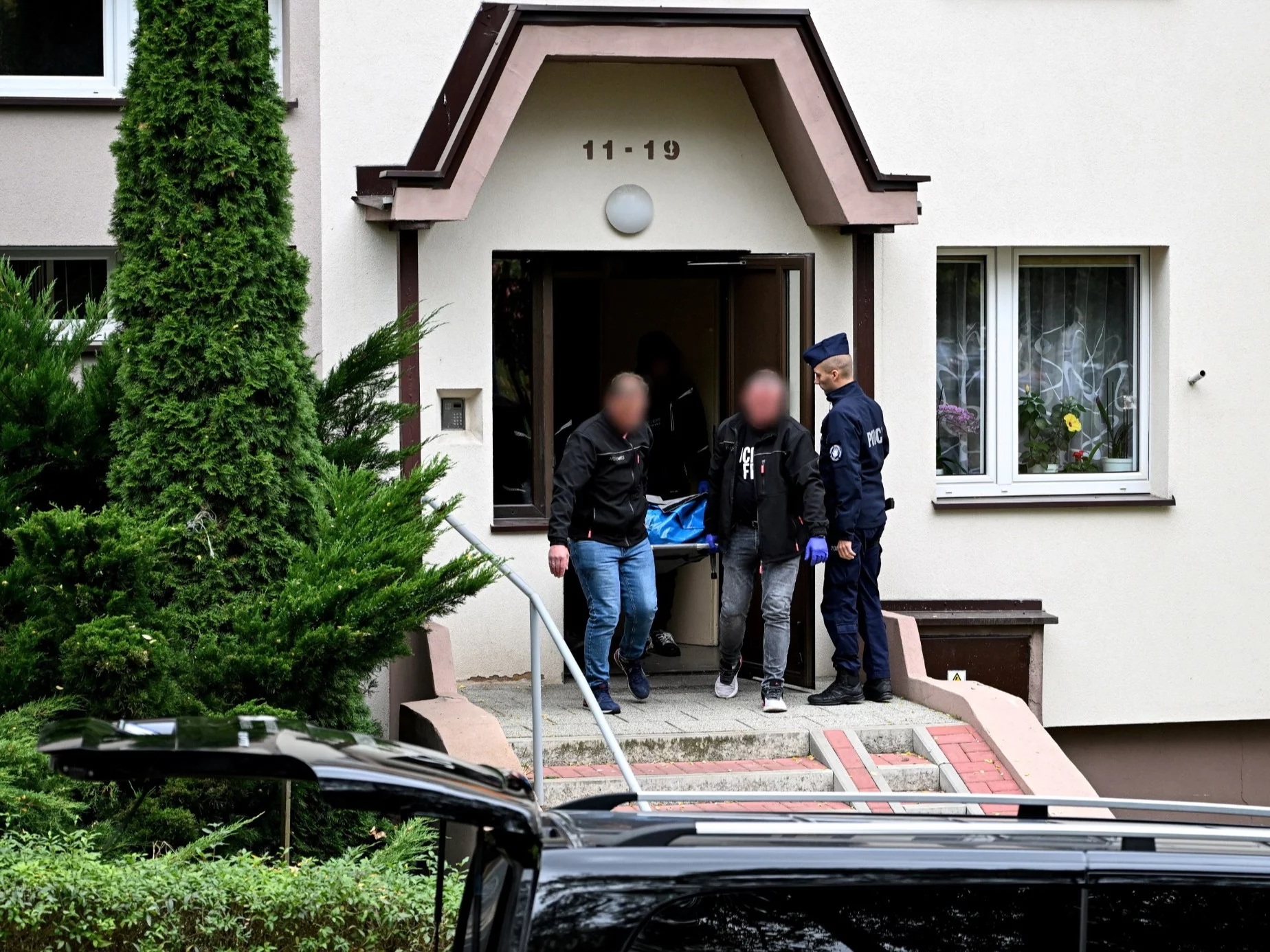 Wynoszenie zwłok z bloku na osiedlu Pod Dalnią w Kielcach