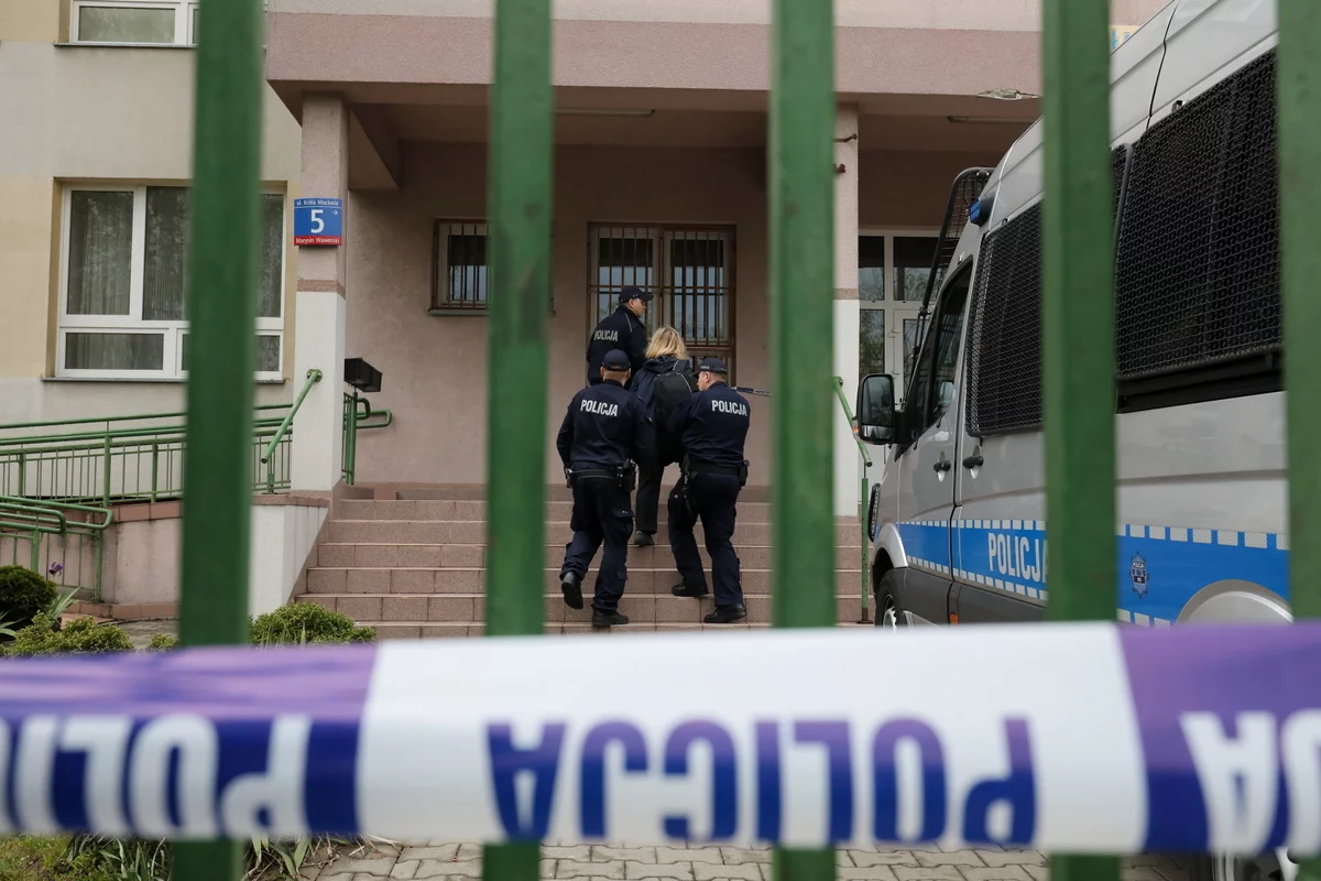 Policja przed Szkołą Podstawową nr 195 im. Króla Maciusia na warszawskim Wawrze