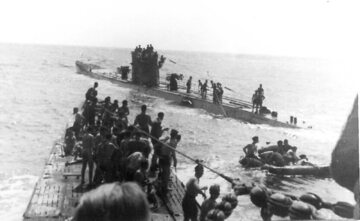 Transfer rozbitków z „Laconii”, między U-156 (na pierwszym planie) i U-506 (w tle)