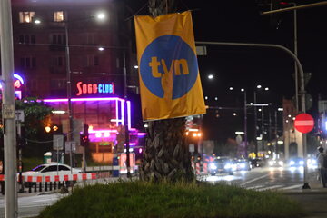 Transparent zawieszony na palmie na rondzie de Gaulle'a w Warszawie