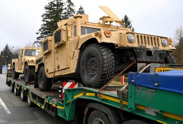 Transport należących do amerykańskiej armii samochodów Hummer w Barwinku
