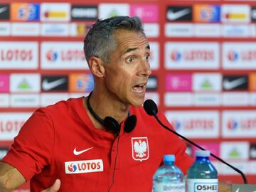 Trener piłkarskiej reprezentacji Polski Paulo Sousa podczas konferencji prasowej