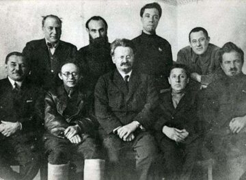 Trockistowska opozycja, 1927 rok. Lew Trocki na dole po środku