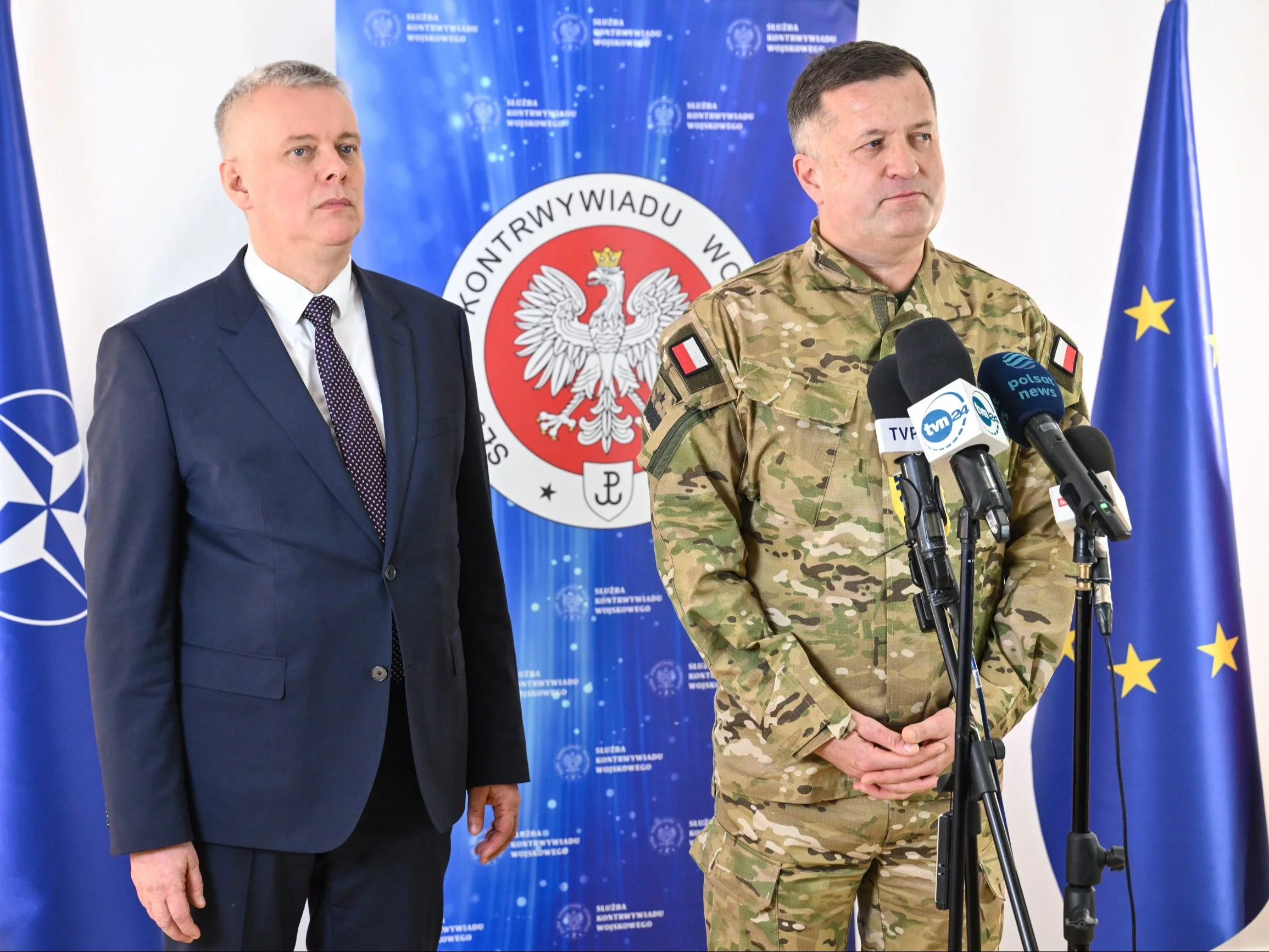 Szef MSWiA Tomasz Siemoniak (L) i szef Służby Kontrwywiadu Wojskowego gen. Jarosław Stróżyk (P)