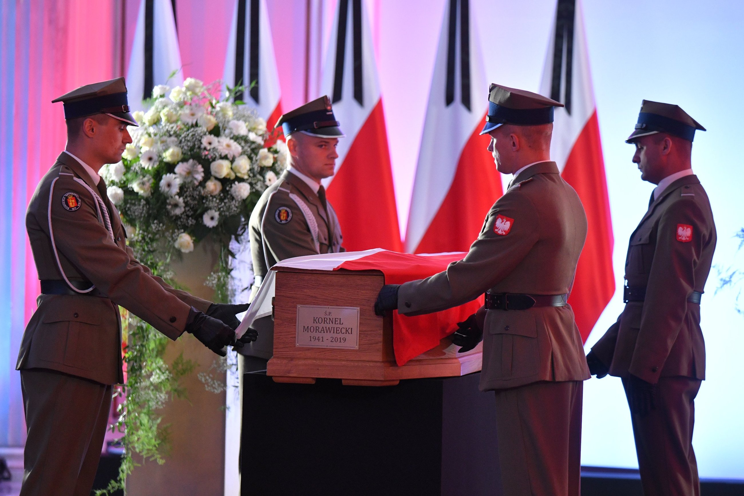 Dzisiaj w Sali Kolumnowej Sejmu hołd Kornelowi Morawieckiemu oddali najważniejsi politycy i urzędnicy państwowi, w tym m.in. premier Mateusz Morawiecki z rodziną, prezes PiS Jarosław Kaczyński i prezes Trybunału Konstytucyjnego Julia Przyłębska.