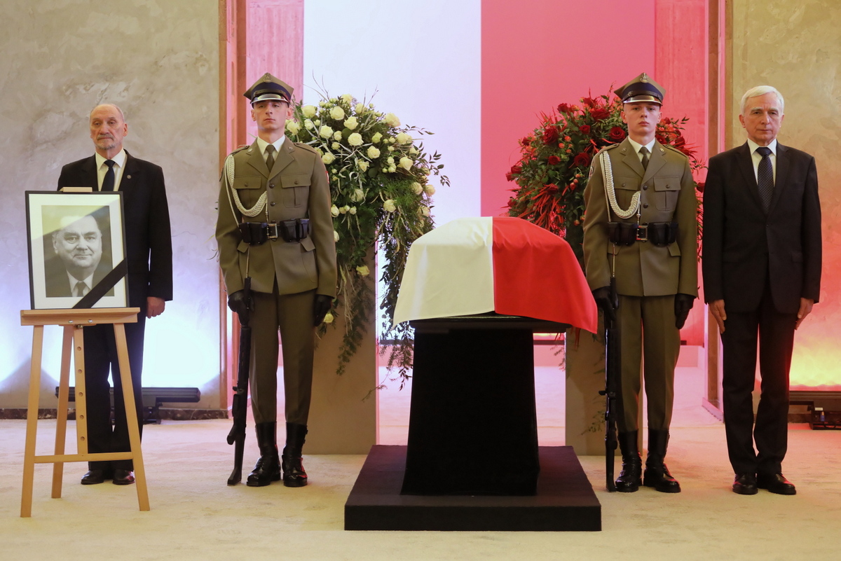 Trumna z ciałem Jana Olszewskiego w KPRM