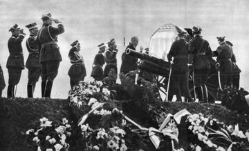 Trumna z ciałem Piłsudskiego na lawecie żałobnej na Polu Mokotowskim w Warszawie