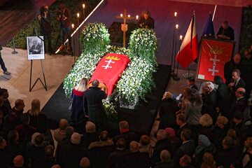 Trumna z ciałem prezydenta Gdańska wystawiona w ECS